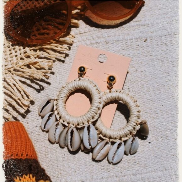 🆕️Summer Faves Collection// Ivory Shell Tassel Earring - Picture 1 of 7